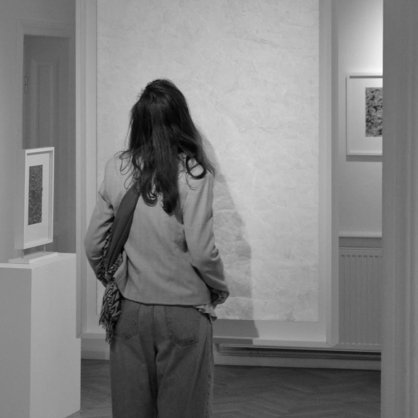 Visitante mirando arte en una galería